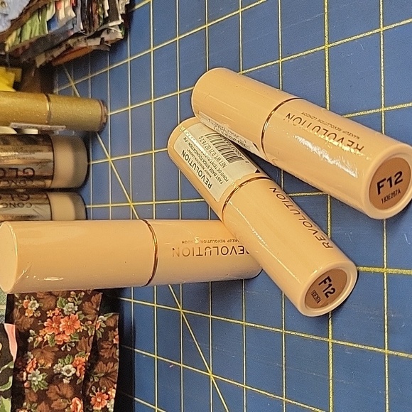 Makeup Revolution Fast Base Stick Foundation F12 New - Picture 2 of 2